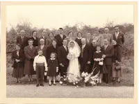 Haut gauche � droite :  x, x, x, x, x, Odette GALLOIS, Elizabeth ALLAVOINE, Hubert GALLOIS, Suzanne HOURDRY �pouse ALLAVOINE, Philippe HOURDRY, Henri ALLAVOINE

Milieu gauche � droite : x, x, x, x, Michel DECANTE, Genevi�ve GALLOIS, Aleandre HOURDRY, C�leste GUAY �pouse HOURDRY, Marie-Antoinette ALLAVOINE, Edmond GALLOIS, Yvonne HOURDRY �pouse GALLOIS

Bas gauche � droite : Xavier ALLAVOINE, Sabine ALLAVOINE