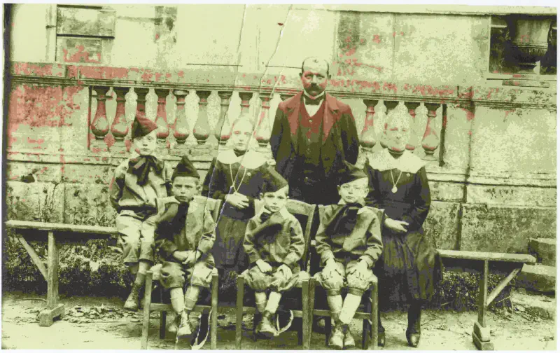 Charles Haelewyn avec ses enfants à Chevilly Larue (1916-1918)de gauche à droite - devant : Robert, Valère, Norbert- derrière : Albert, Maria, Irma