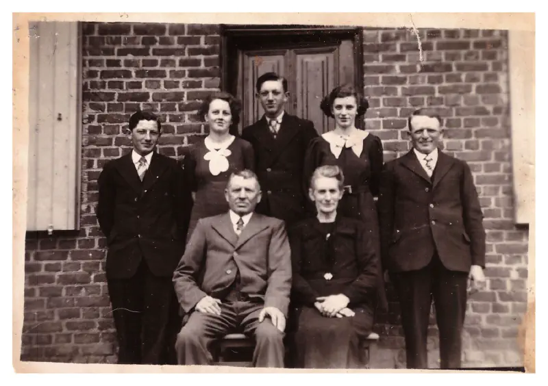 de gauche à droite : André, Andréa, Daniel, Maria, Joseph
devant : Augustin CAREYE et Stéphanie VANDENBERGHE (seconde épouse)