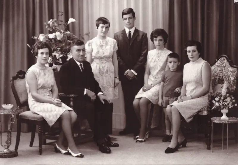 de gauche à droite : Diane (?), Louis, Yolande (?), André, Christiane (?), Patrick, Jeanne VANSUYT épouse DE PAEPE