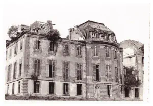 La façade méridionale. On remarque les dégâts causés par les hommes qui ont voulu le détruire.