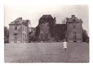 La façade septentrionale. Le lierre a recouvert une partie du mur. On distingue, sur le fronton triangulaire les deux écussions éccolés, surmontés d'une couronne de marquis.