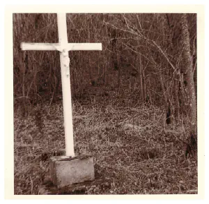 Cette croix de bois marque l'emplacement de l'ancien cimetière