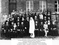 Maria HAELEWYN x Raymond CORDIER - 1926/1927
1-Maria HAELEWYN, 2-Raymond CORDIER, 3-Charles HAELEWYN, 4-Stéphanie HAELEWYN,
5-Louise HAELEWYN, 6-Robert HAELEWYN, 7-Albert HAELEWYN,
8-Norbert HAELEWYN, 9-Julia HAELEWYN,
10-Benoit HAELEWYN, 11-Sylvie HAELEWYN (épouse de Benoit),
12-Augustin CAREYE, 13-Joséphine HAELEWYN, 14-Henry HAELEWYN