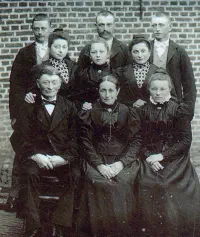 1er rang : Henri DESCHILDRE, Sophie DUMON, Marie (Soeur Elisabeth)2nd rang : Stéphanie (épouse Haelewyn), Louise (épouse Careye), Irma (épouse Platevoet)3ème rang : Victor, Jules, Camille