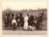 Haut gauche � droite :  x, x, x, x, x, Odette GALLOIS, Elizabeth ALLAVOINE, Hubert GALLOIS, Suzanne HOURDRY �pouse ALLAVOINE, Philippe HOURDRY, Henri ALLAVOINE

Milieu gauche � droite : x, x, x, x, Michel DECANTE, Genevi�ve GALLOIS, Aleandre HOURDRY, C�leste GUAY �pouse HOURDRY, Marie-Antoinette ALLAVOINE, Edmond GALLOIS, Yvonne HOURDRY �pouse GALLOIS

Bas gauche � droite : Xavier ALLAVOINE, Sabine ALLAVOINE