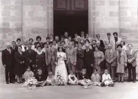 1er rang : Agnès HAELEWYN, André HAELEWYN, Agnès ROUZE épouse HAELEWYN
2nd rang à droite : Andréa HAELEWYN avec Emmanuelle
3ème rang à droite : Valérie HAELEWYN, Véronique HAELEWYN,  Claudine MARTINEAU épouse HAELEWYN, x, Alain HAELEWYN
Dernier rang : Anna HAELEWYN, Etienne HAELEWYN, Béatrice CARNEL épouse HAELEWYN, Hubert GALLOIS