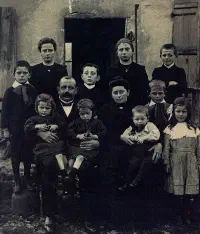 1er rang : Louise, Joséphine (Josse), Henri, Julia. 2nd rang : Valère, Charles HAELEWYN, Stéphanie DESCHILDRE, Robert. 3ème rang : Maria, Albert, Irma, Norbert
