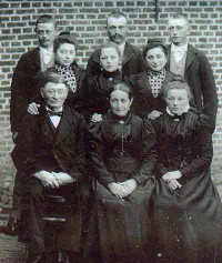 1er rang : Henri DESCHILDRE, Sophie DUMON, Marie (Soeur Elisabeth)2nd rang : Stéphanie (épouse Haelewyn), Louise (épouse Careye), Irma (épouse Platevoet)3ème rang : Victor, Jules, Camille