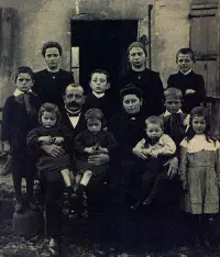 1er rang : Louise, Joséphine (Josse), Henri, Julia. 2nd rang : Valère, Charles HAELEWYN, Stéphanie DESCHILDRE, Robert. 3ème rang : Maria, Albert, Irma, Norbert