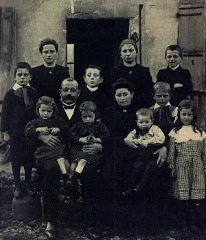 1er rang : Louise, Joséphine (Josse), Henri, Julia2nd rang : Valère, Charles HAELEWYN, Stéphanie DESCHILDRE, Robert3ème rang : Maria, Albert, Irma, Norbert