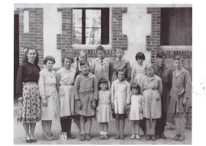 de gauche à droite : Mle Jacqueline Pillon, Andréa Haelewyn, Yvette Marre, An, Claude Legros, Alain Haelewyn (derrière), Françoise Noël (devant), Michel Dutertre (derrireè), Rolande Armand (devant), Danielle Demarquey (petite devant), Agnès Demarquey, Anna Pitiou, Bertrand Marre, André Haelewyn